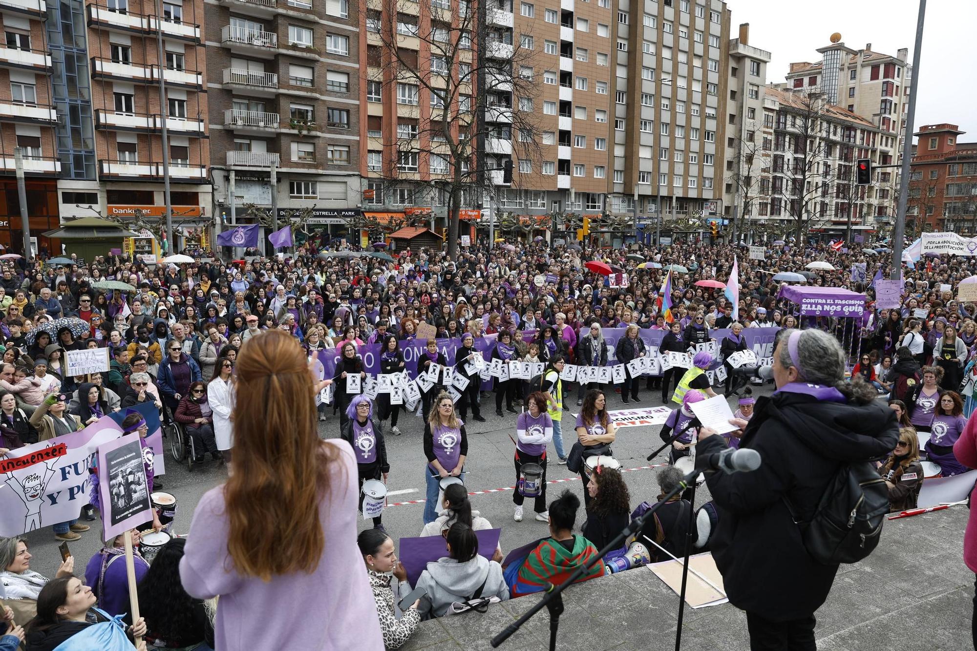EN IMÁGENES: Carrozas, batucada y pancartas: así ha sido la multitudinaria manifestación del 8M en Asturias