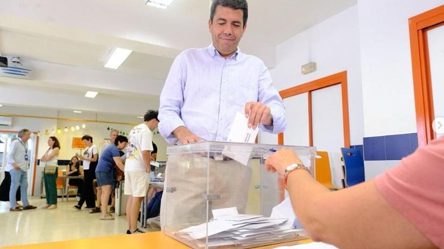 El presidente de la Generalitat, Carlos Mazón, al votar en su colegio electoral en Alicante.
