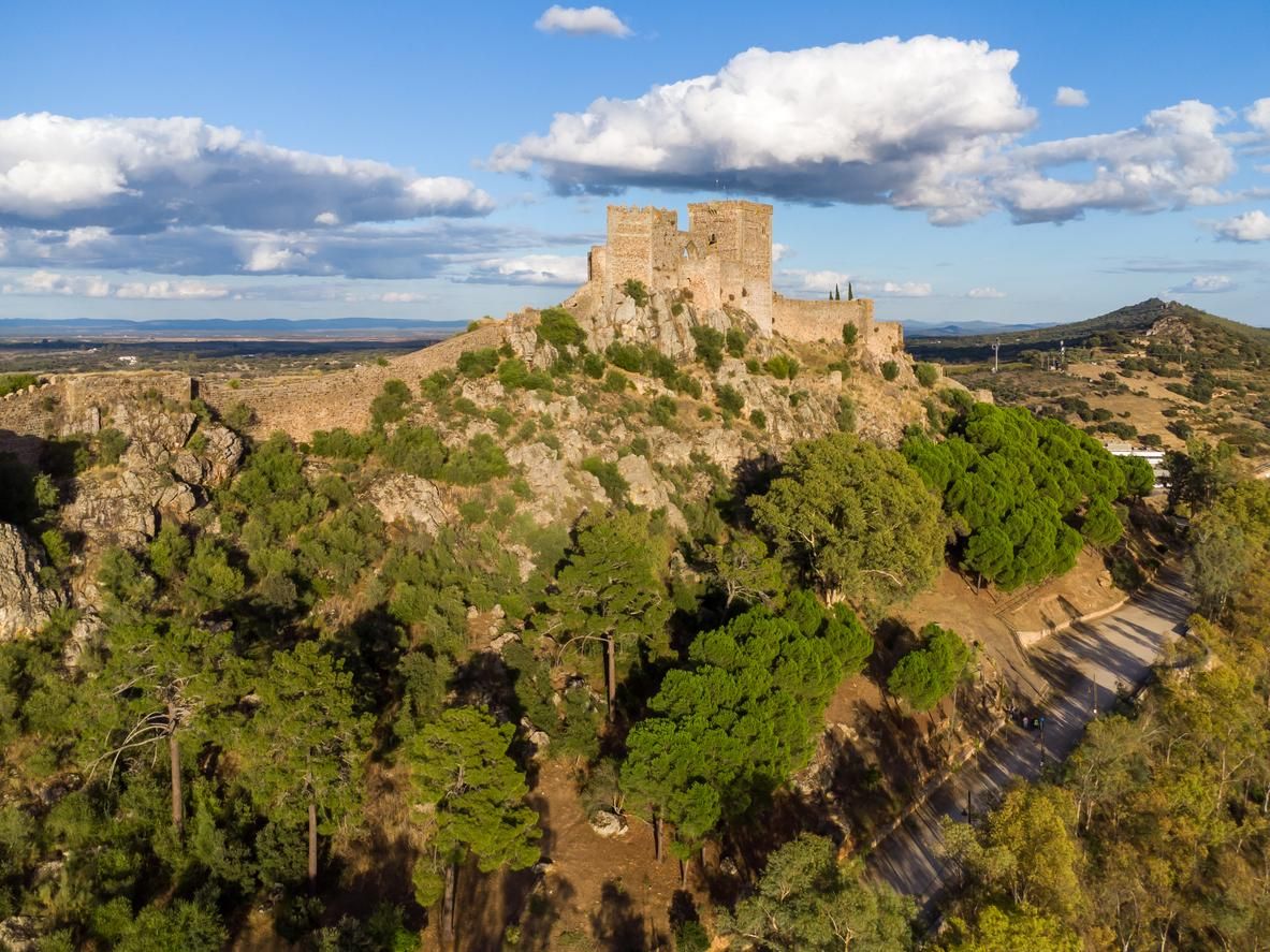Vista del Castillo de Luna de Alburquerque sobre la colina