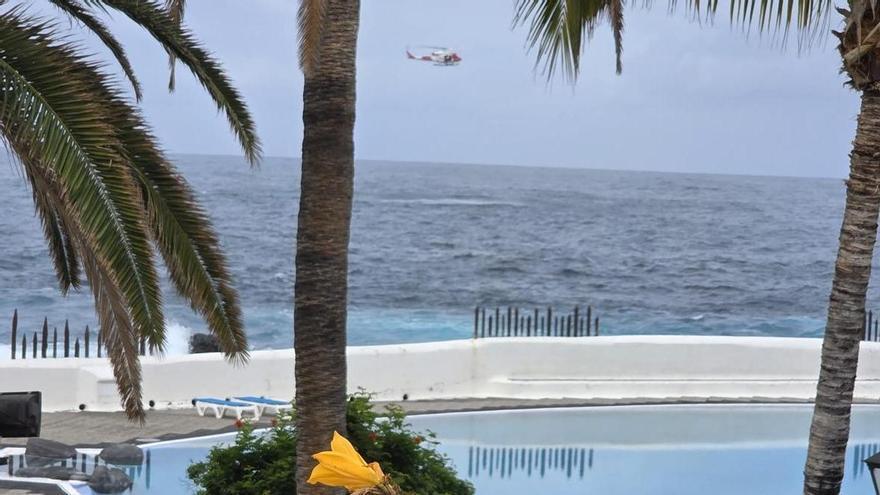 Rescatada una bañista en apuros de 78 años por el helicóptero del GES en la costa del Puerto de la Cruz
