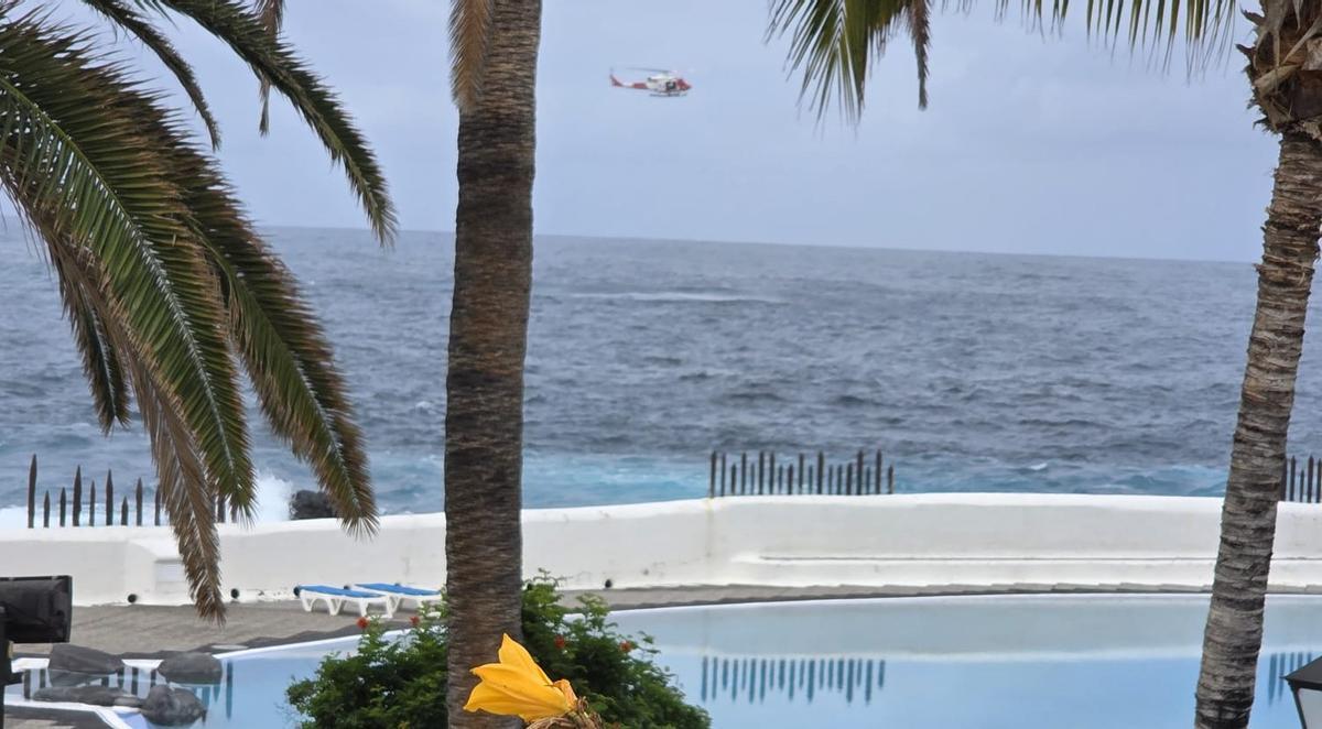 Rescate de una bañista de 78 años en apuros, este domingo en Tenerife.