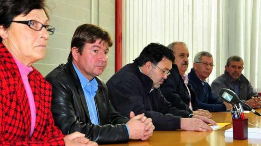 Patrones mayores de ambos márgenes de la ría de Arousa, con Benito González en el centro.  // Iñaki Abella