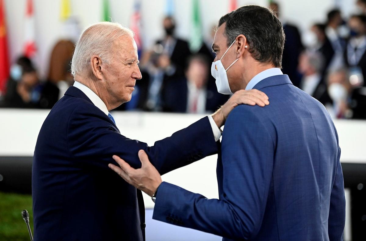 El presidente del Gobierno, Pedro Sánchez (d), conversa con el presidente de los Estados Unidos, Joe Biden, durante la sesión plenaria de la cumbre de líderes del G20 que se celebra este fin de semana en Roma.