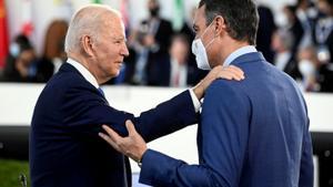 El presidente del Gobierno, Pedro Sánchez (d), conversa con el presidente de los Estados Unidos, Joe Biden, durante la sesión plenaria de la cumbre de líderes del G20 que se celebra este fin de semana en Roma.