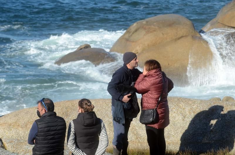 Los desconsolados familiares del pescador desaparecido.