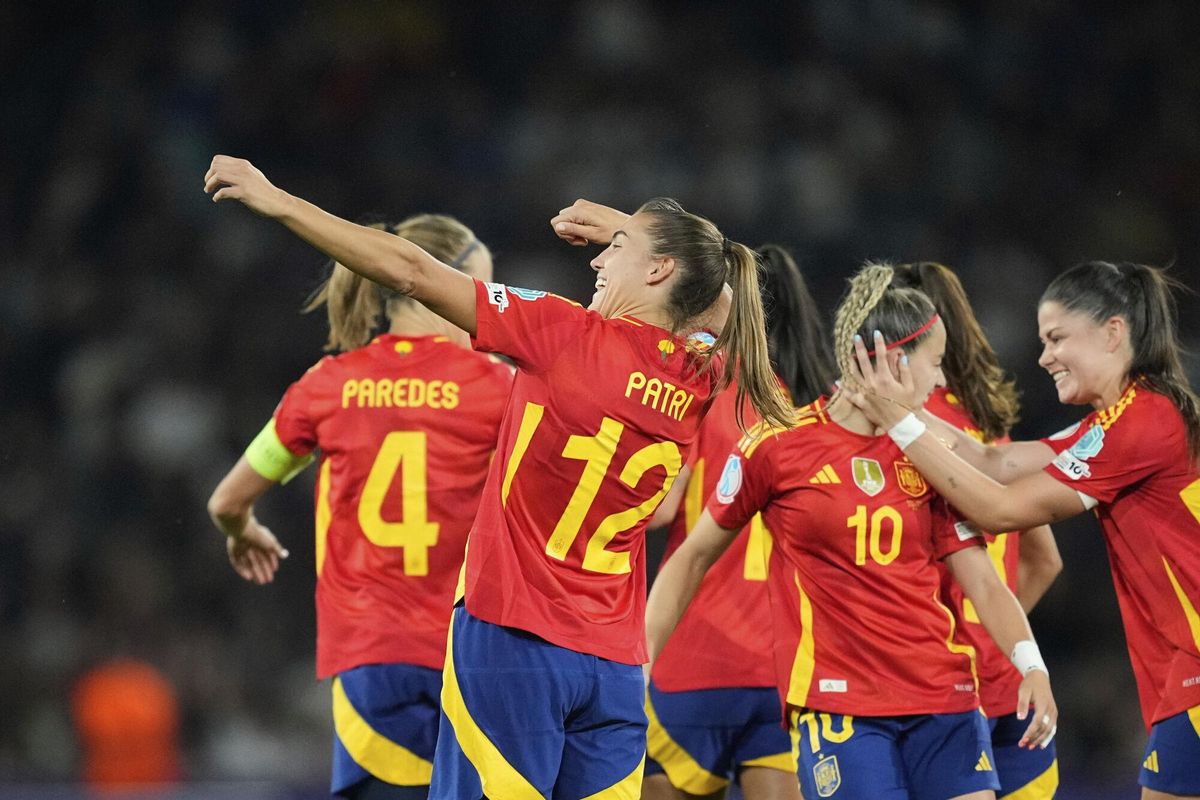 Patri Guijarro lanza una imaginaria flecha para festejar su gol, el momentáneo 2-1 sobre Italia.