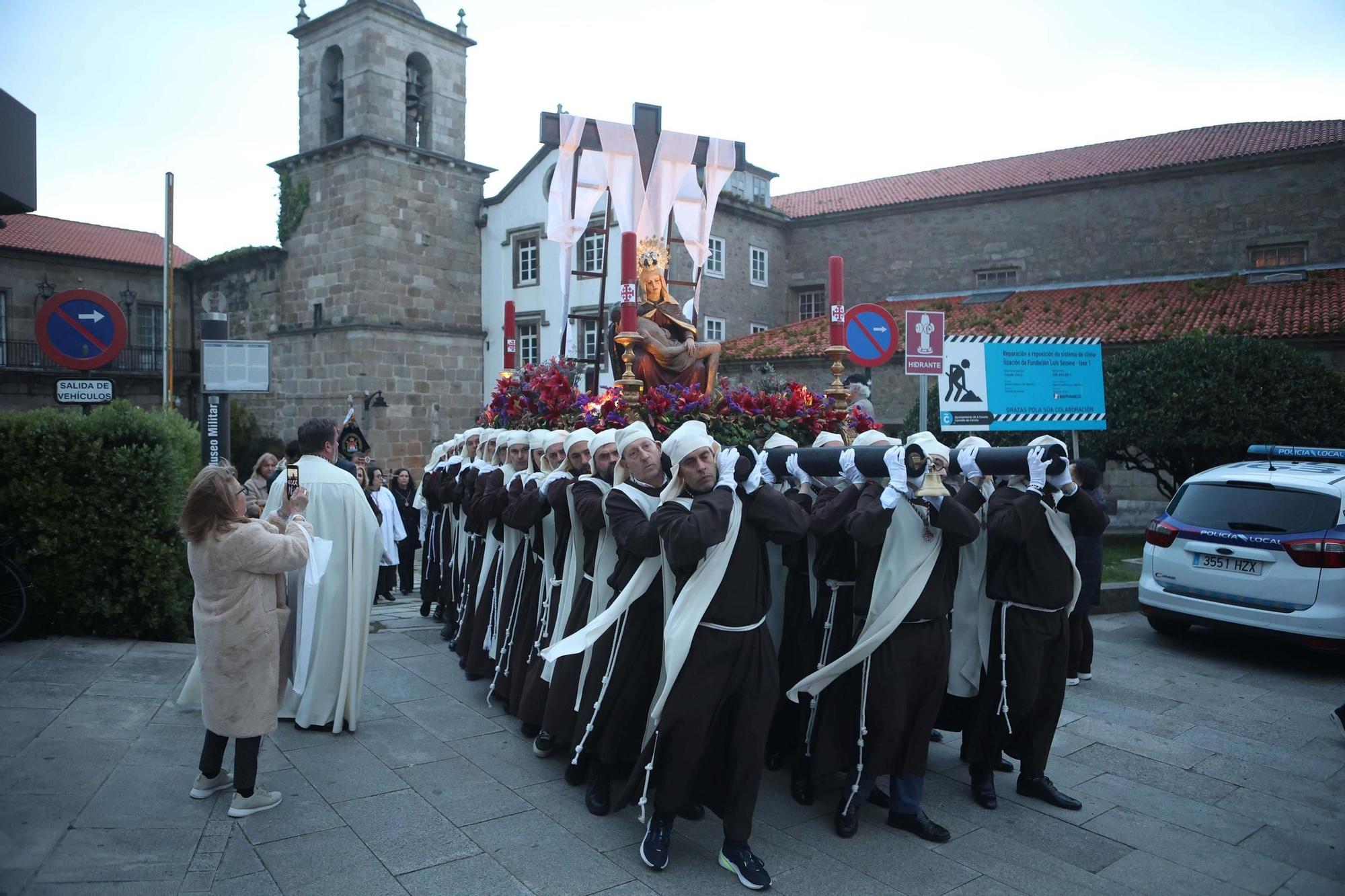La procesión de la Piedad recorre el centro de A Coruña