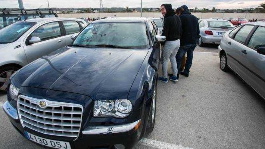 Un militar se queda el coche de Alperi