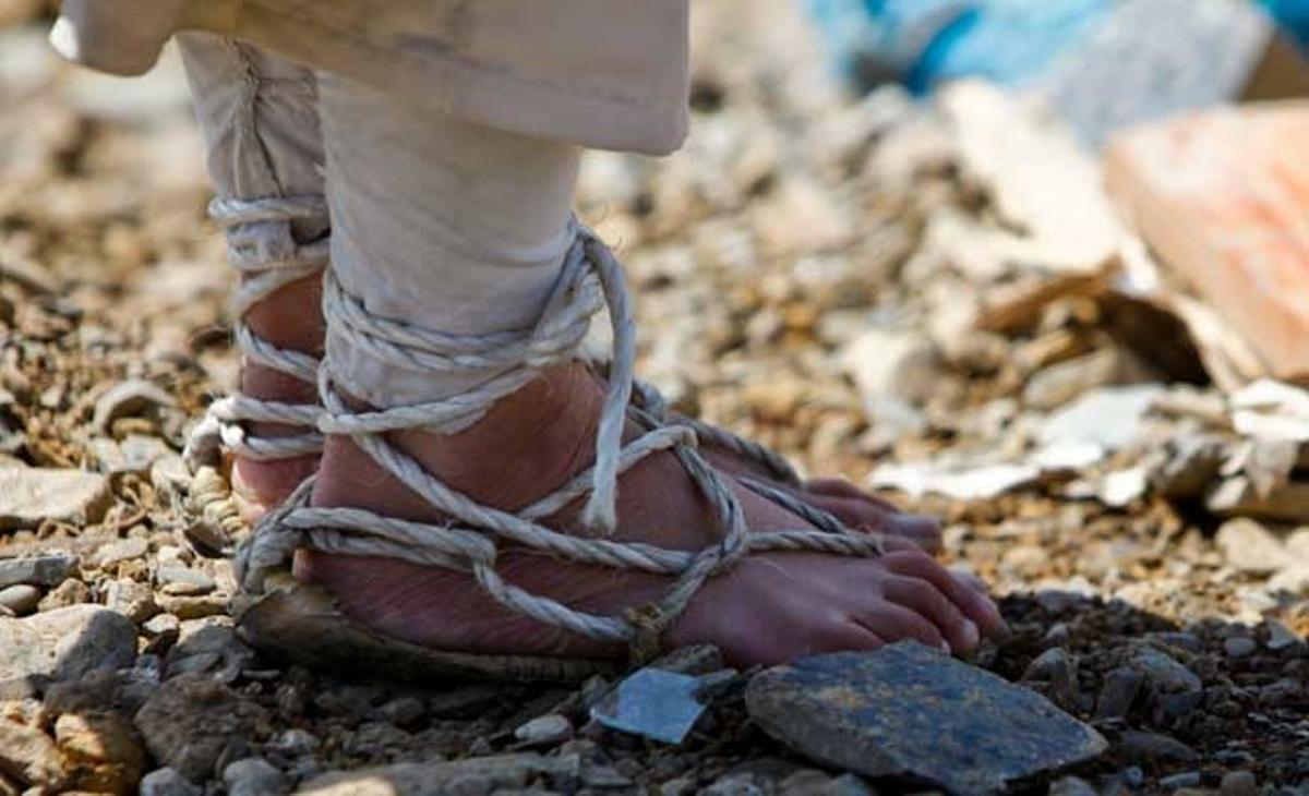 Detall dels peus d’una monja zen de 33 anys anomenada Jiko Yoshida, provinent de Morioka, capital de la província d’Iwate, que canta sutres (escrits sagrats del budisme) per a les víctimes. Ho fa mentre camina entre la runa a la localitat de Minamisanriku, prefectura de Miyagi, nord-est del Japó. Aquestes regions han estat de les més afectades pel terratrèmol i posterior tsunami del dia 11 de març. Aquí es concentra el nombre més gran de víctimes, que fins i tot continuen en refugis de centenars de milers de persones.