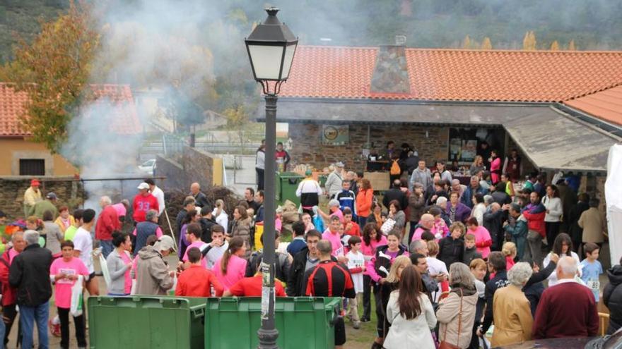 La gente se congrega en Sejas para celebrar el magosto esta tarde.