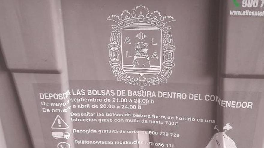 Un detalle de los carteles colocados en los contenedores