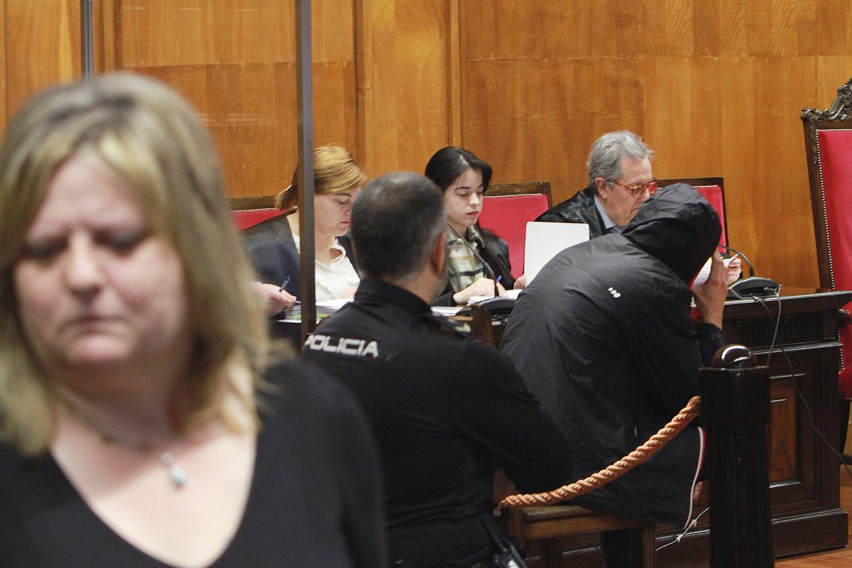 La madre de la víctima, Belén Vázquez, y el acusado al fondo, durante el juicio.