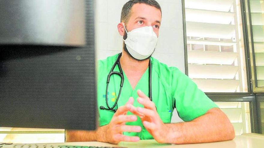 El doctor Santiago Osorio en su consulta del Hospital Universitario de Gran Canaria Doctor Negrín.