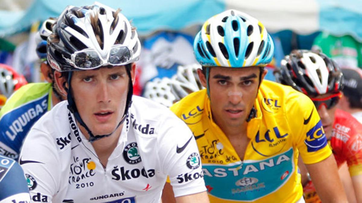Andy Schleck, con el jersey blanco de mejor joven, y Alberto Contador, con el jersey amarillo de líder, durante la 16ª etapa