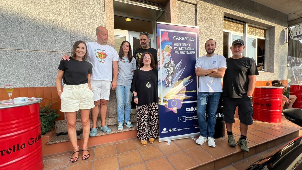 O concelleiro, Miguel Vales, segundo esquerda, con participantes no encontro de Razo.