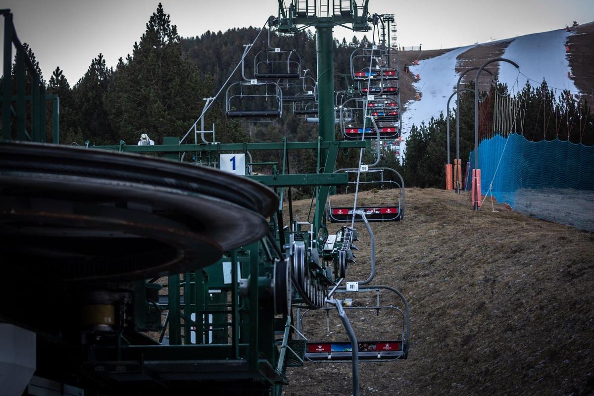 El aumento de las temperaturas significa que la gran mayoría de las estaciones de esquí del mundo ya dependen de la nieve artificial para aumentar la capa de nieve y prolongar la temporada, pero una racha récord de clima templado a fines de diciembre significa que incluso la nieve artificial ya no es posible en algunas áreas como en La Molina