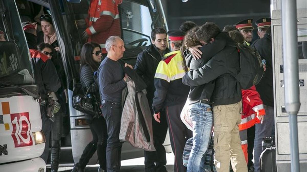 Familiares de los fallecidos en el avion de Germanwings llegan a El Prat de Barcelona rumbo a la zona del accidente.