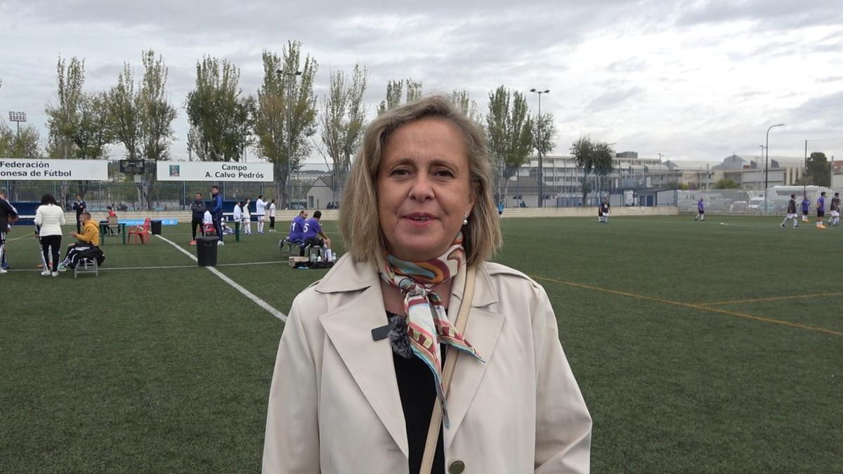 Marga Pueyo, en los campos de fútbol de la Federación Aragonesa.