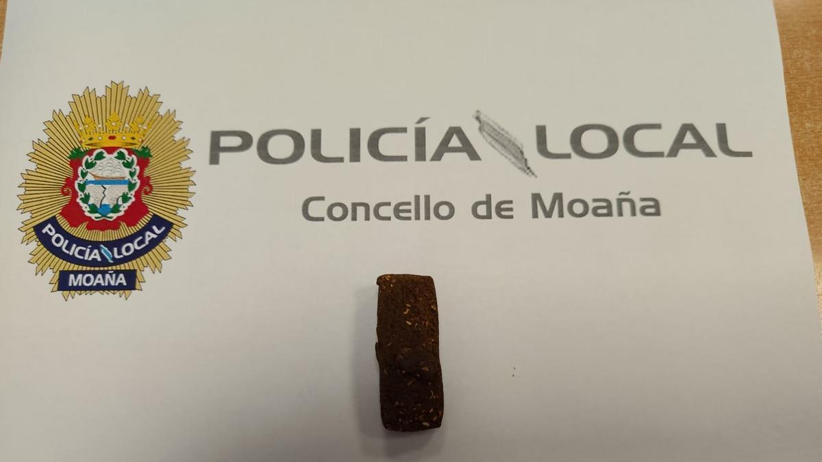 El hachís incautado a uno de los presuntos infractores.
