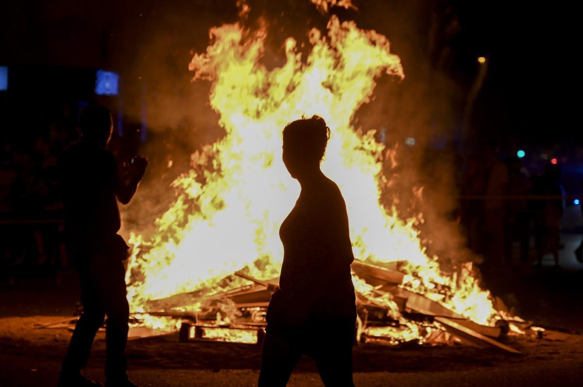 Una hoguera de Sant Joan en la calle de Floridablanca, esquina Viladomat.