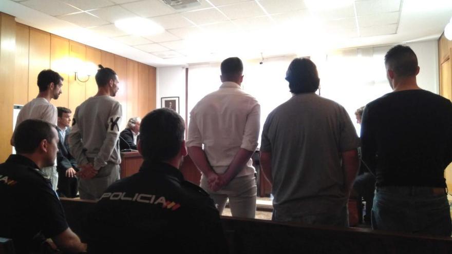 Los cinco acusados, hoy durante el juicio