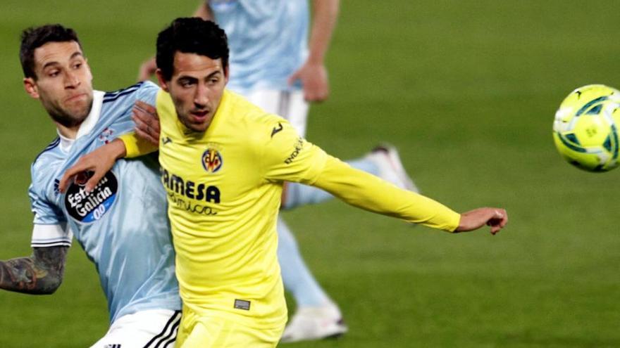 El defensa del Celta Mayo pugna un balón con el centrocampista del Villarreal Dani Parejo.