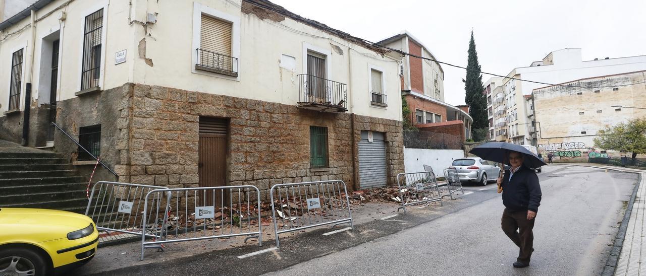 Derrumbe de la cornisa de la casa del párroco de San José, en Cáceres.