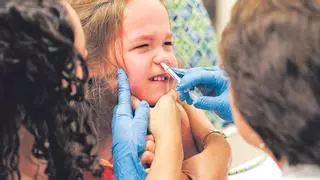 Sanidad prepara su campaña de vacunación de gripe más grande al incluir a 200.000 niños "sanos"