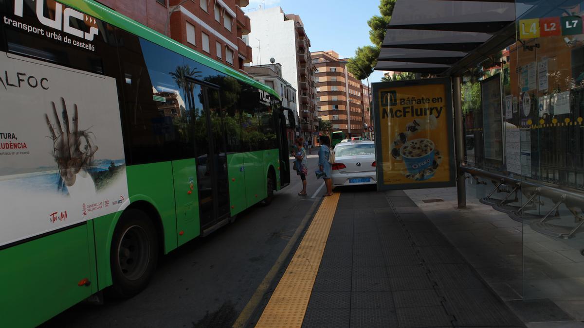 Dos vecinas esperan a subir al autobús urbano en Castelló.