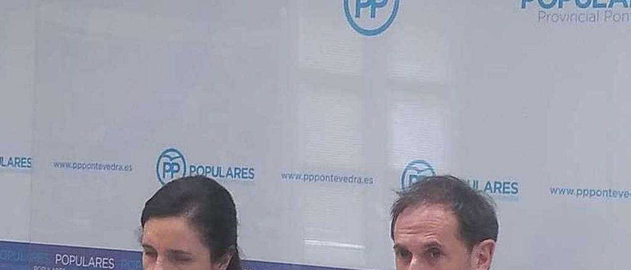 Pilar Rojo y Tomás Fole ayer en la sede del PP provincial. // FdV