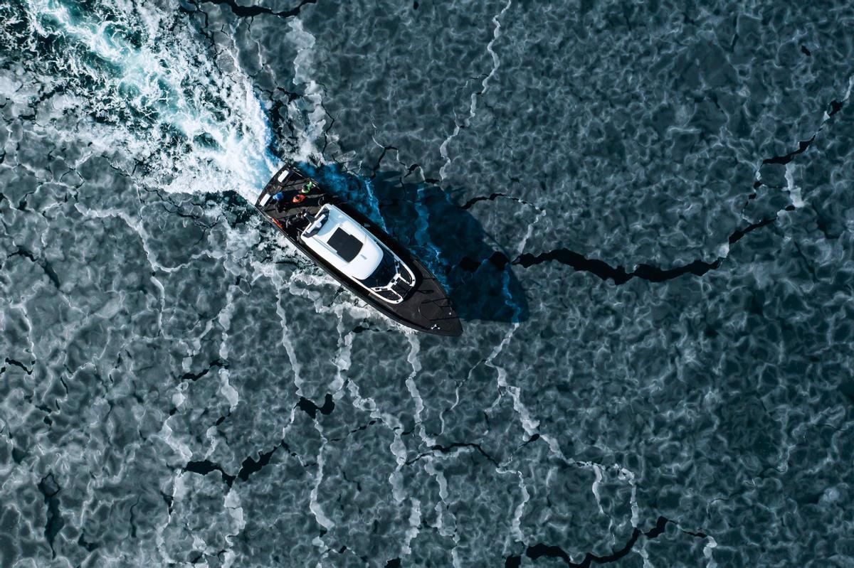 El barco turístico híbrido Kvitbjorn se abre paso entre el hielo marino en Borebukta Bay, en el archipiélago de Svalbard.