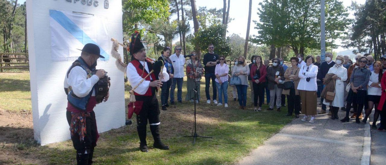 Un momento del homenaje a Joaquín Álvarez Corbacho, que da nombre al Monte Central.