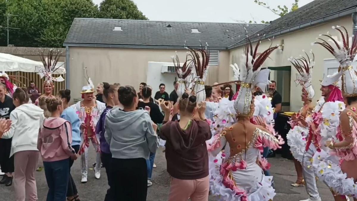 La comparsa Joroperos hace partícipe de su baile a un grupo de niños ucranianos, durante su gira en Francia.