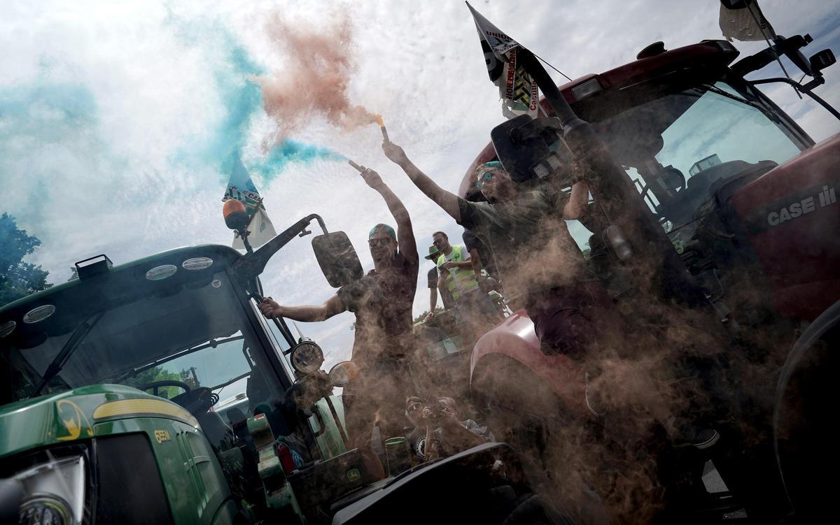 Contra todas las sequías. Los agricultores se manifiestan frente al ministerio de Agricultura para denunciar la ruina del campo y reclamar ayudas por la sequía.