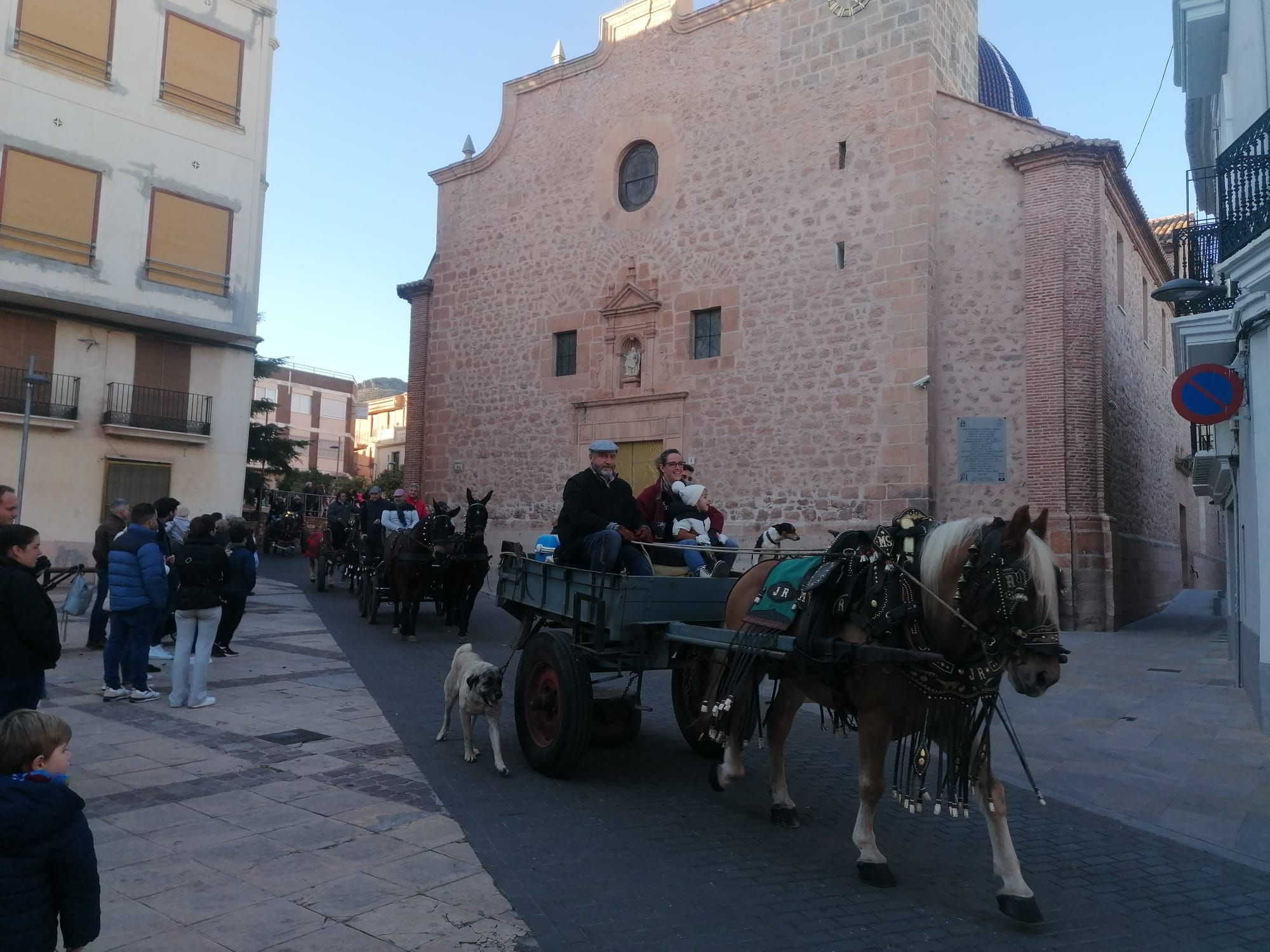 La Vall recupera su multitudinario pasacalle de Sant Antoni