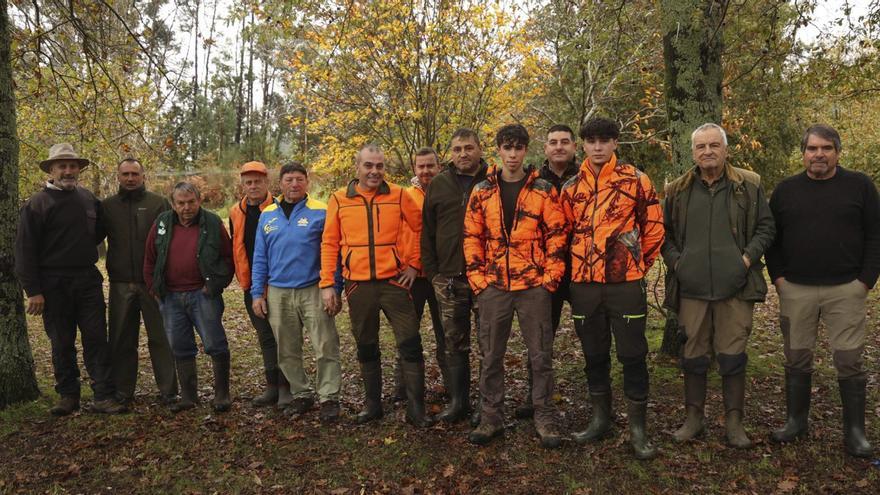 Los cazadores de Meaño, en la batida celebrada ayer. | |