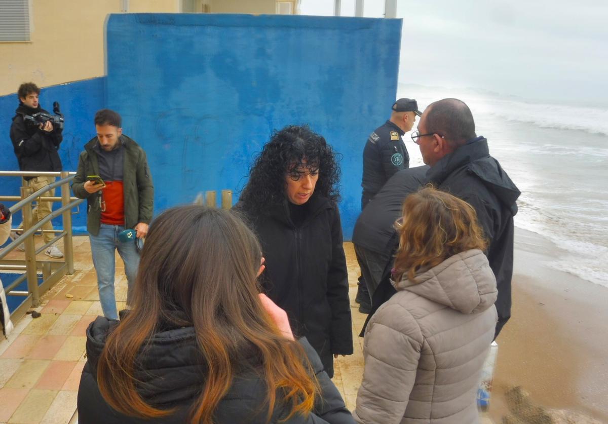 La alcaldesa charla con afectados del edificio Neptuno.