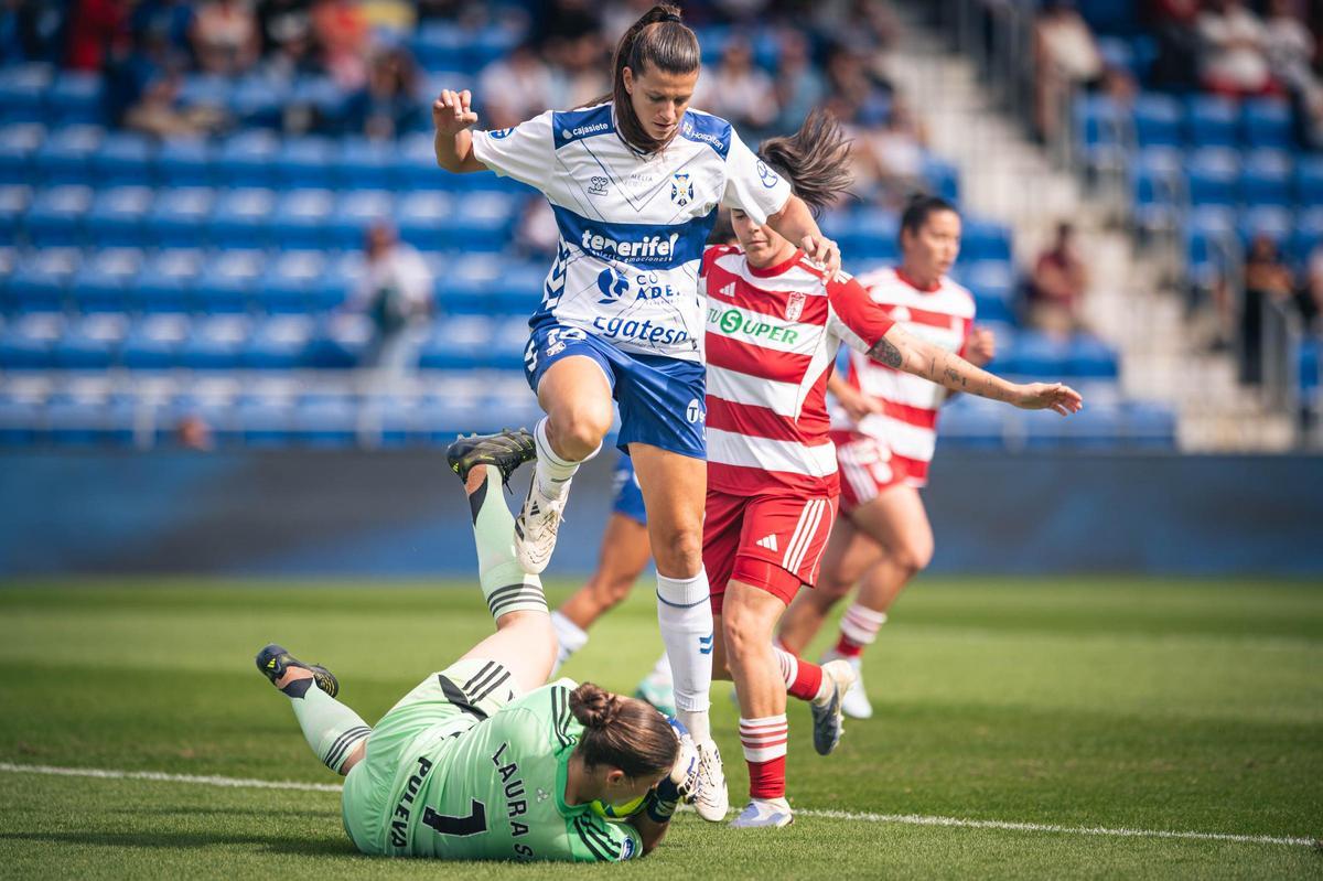 Carlota, durante el duelo frente al Granada en el Rodríguez López.