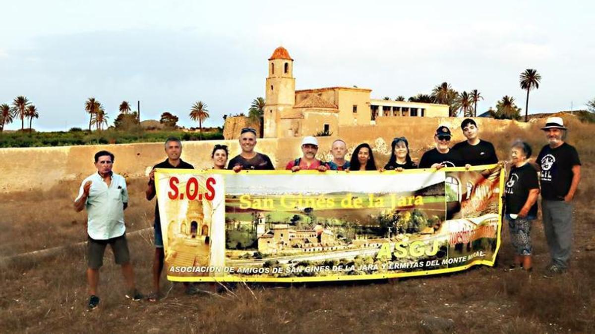 Algunos miembros de la Asociación de Amigos del Monasterio de San Ginés de la Jara, este miércoles