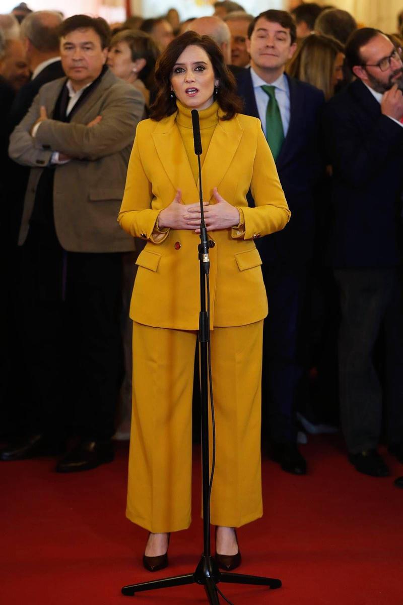 Isabel Díaz Ayuso con traje color mostaza