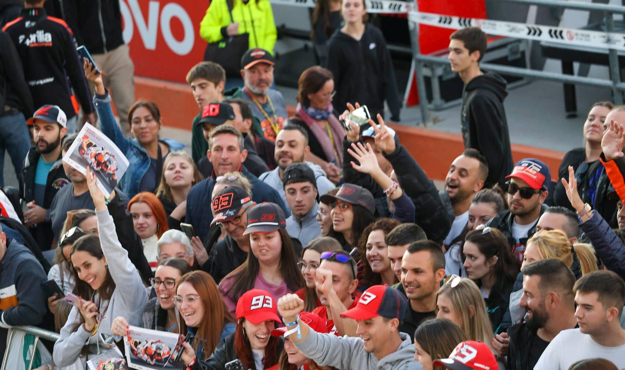 Más de 2.000 aficionados disfrutan del pitwalk con Marc Márquez y los pilotos de MotoGP