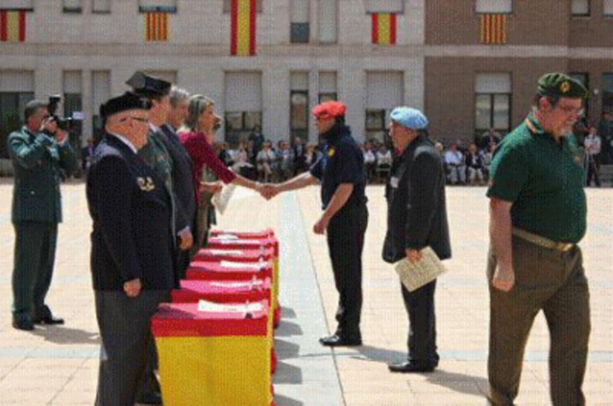 Llanos de Luna da la mano a uno de los miembros de la Hermandad de Combatientes de la División Azul, en una imagen publicada por el semanario La Directa.