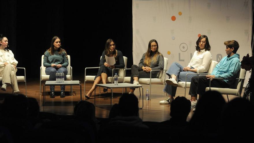 Un instante de la mesa redonda “Muller e Deporte” celebrada ayer en el auditorio municipal de Lalín.   | // BERNABÉ/JAVIER LALÍN