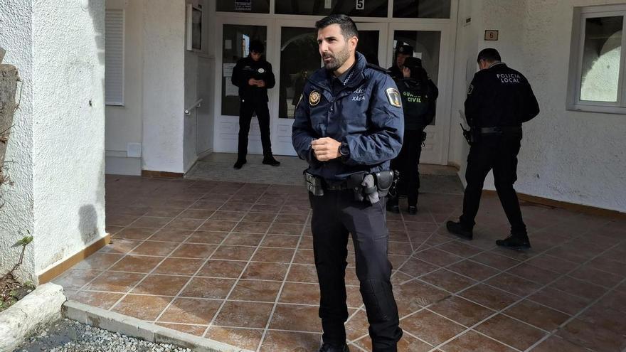 El policía de Xàbia que salvó a una familia en el incendio: "Escuché a una mujer que pedía socorro y estaban en total oscuridad y atrapados por el humo"