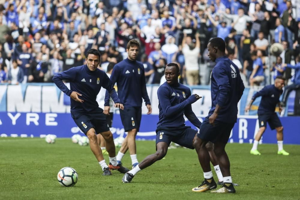 2.500 aficionados del Oviedo apoyan al equipo antes del derbi