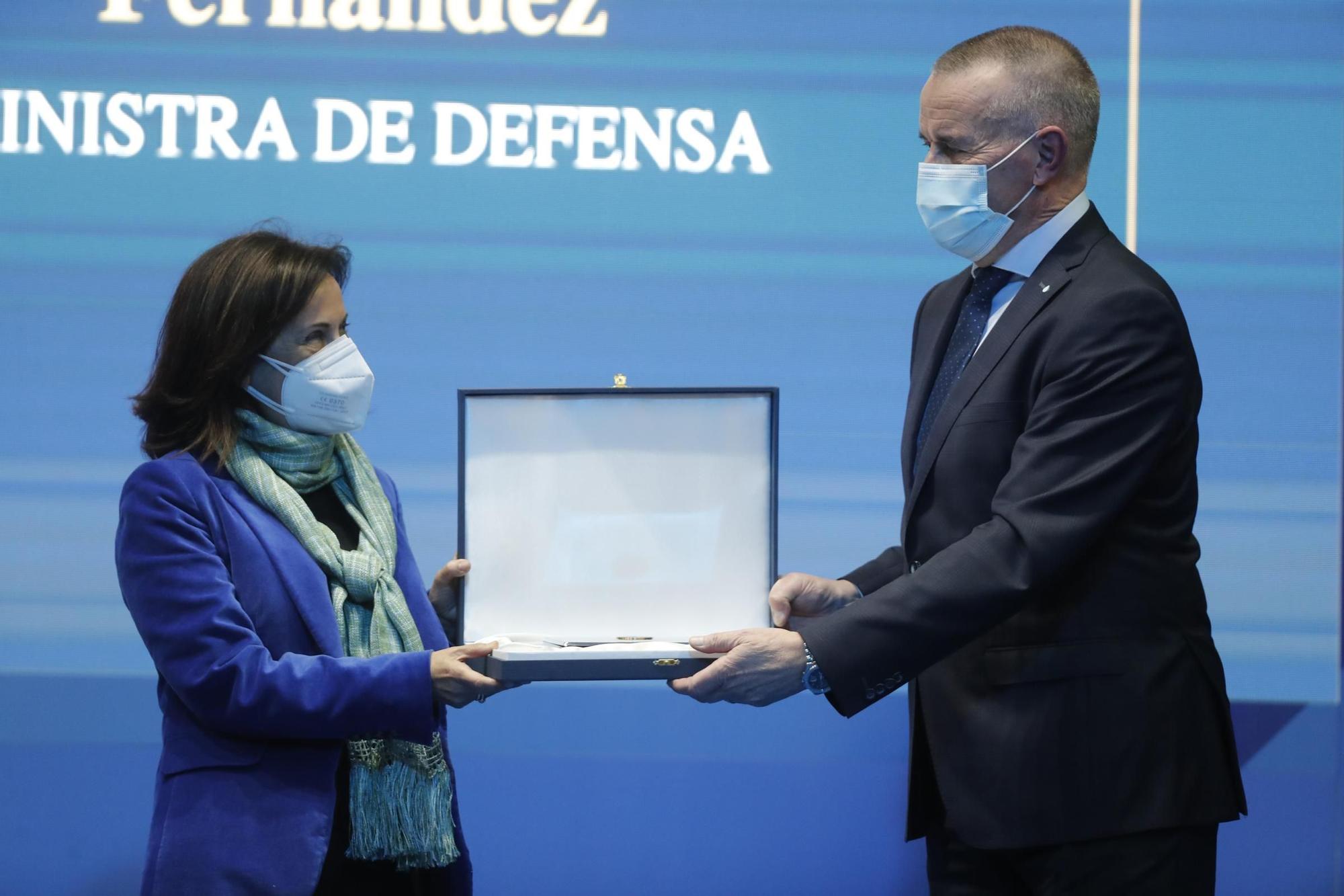 Así fue el reconocimiento de la CEP a la ministra de Defensa y a la UME