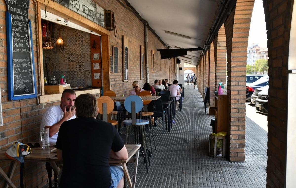 La actividad es intensa en la calles de O Grove, su puerto y sus barcos de pasaje.