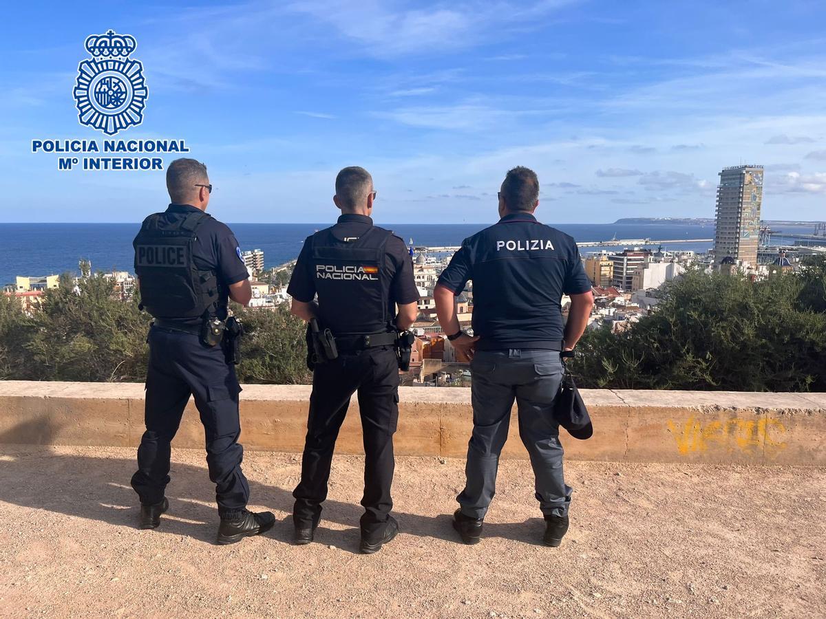 Los agentes de patrulla en Alicante.