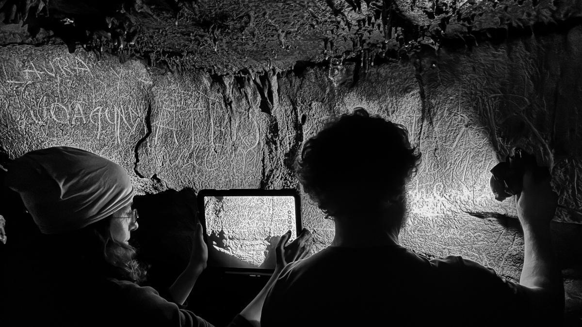 Silvia Alfayé y Sergio García-Dils trabajando en el santuario romano.