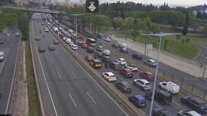 Colas de vehículos en la ronda de Dalt